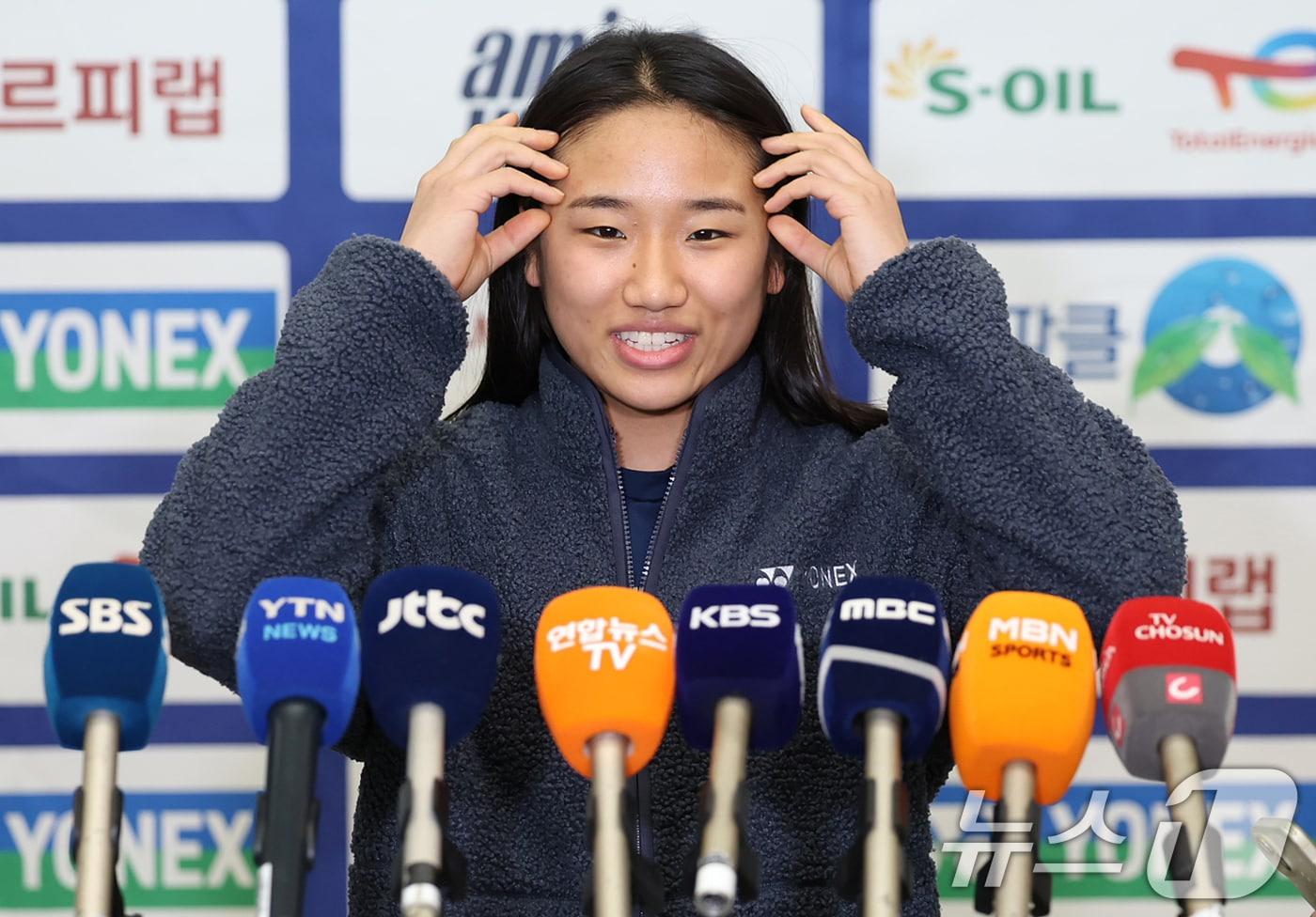 본문 이미지 - 인도 오픈 2연패를 거두고 돌아온 '배드민턴 여제' 안세영(24·삼성생명)이 19일 오후 인천국제공항을 통해 귀국해 소감을 밝히고 있다. 안세영은 인도 뉴델리에서 열린 세계배드민턴연맹(BWF) 월드투어 인도오픈(슈퍼 750) 여자 단식 결승전에서 왕즈이를 완파하며 올해 두 번째 우승을 기록했다. 2026.1.19/뉴스1 ⓒ News1 오대일 기자