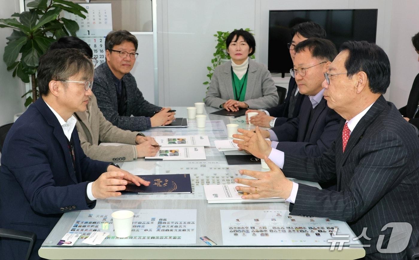 본문 이미지 - 송인헌 충북 괴산군수(오른쪽)가 19일 국토교통부를 방문해 오창~괴산 고속도로 국가계획 반영과 조속한 추진을 건의하고 있다.(괴산군 제공, 재판매 및 DB금지)/뉴스1