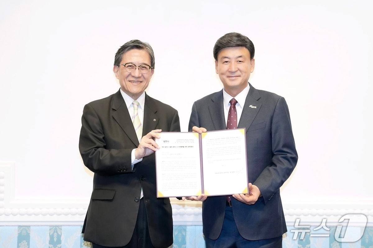 본문 이미지 - 방세환 시장(오른쪽)이 지난 16일 교토시청에서 마쓰이 코지 시장에게 교류의향서를 전달하고 있는 모습.(광주시 제공)