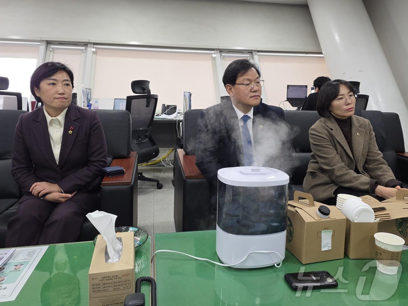 본문 이미지 - 신수정 광주시의회 의장과 안평환 광주시의회 행정자치위원장, 이귀순 부위원장이 19일 광주시 행정기구 설치·공무원 정원조례 개정안 보류 결정에 대해 설명하고 있다. ⓒ News1 서충섭 기자