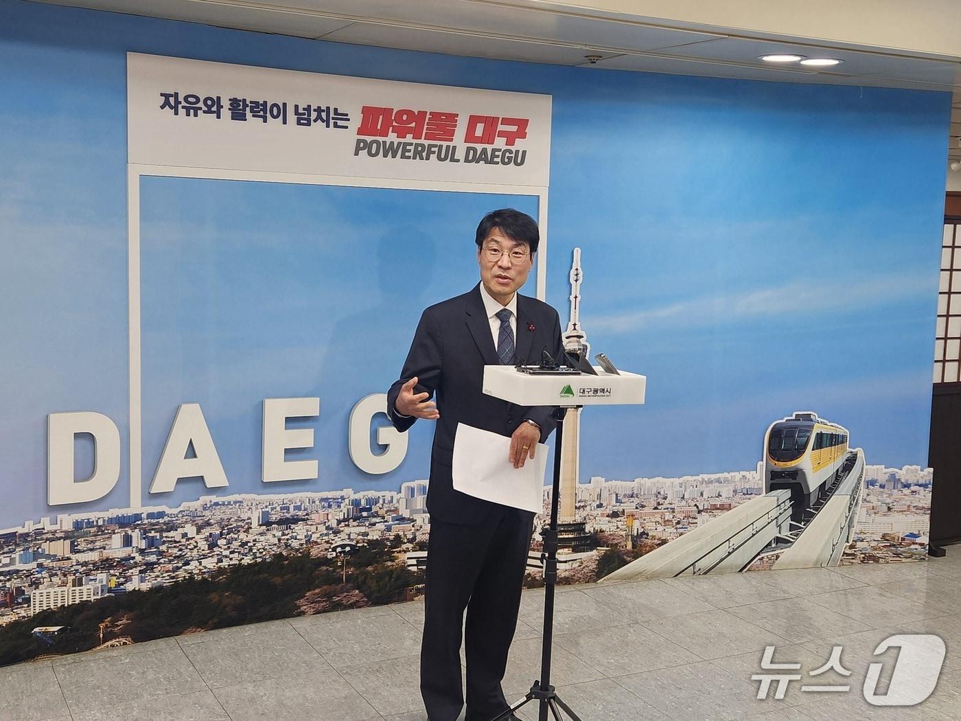 본문 이미지 - 김정기 대구시장 권한대행이 19일 시청 동인청사에서 TK행정통합 문제에 대해 설명하고 있다.