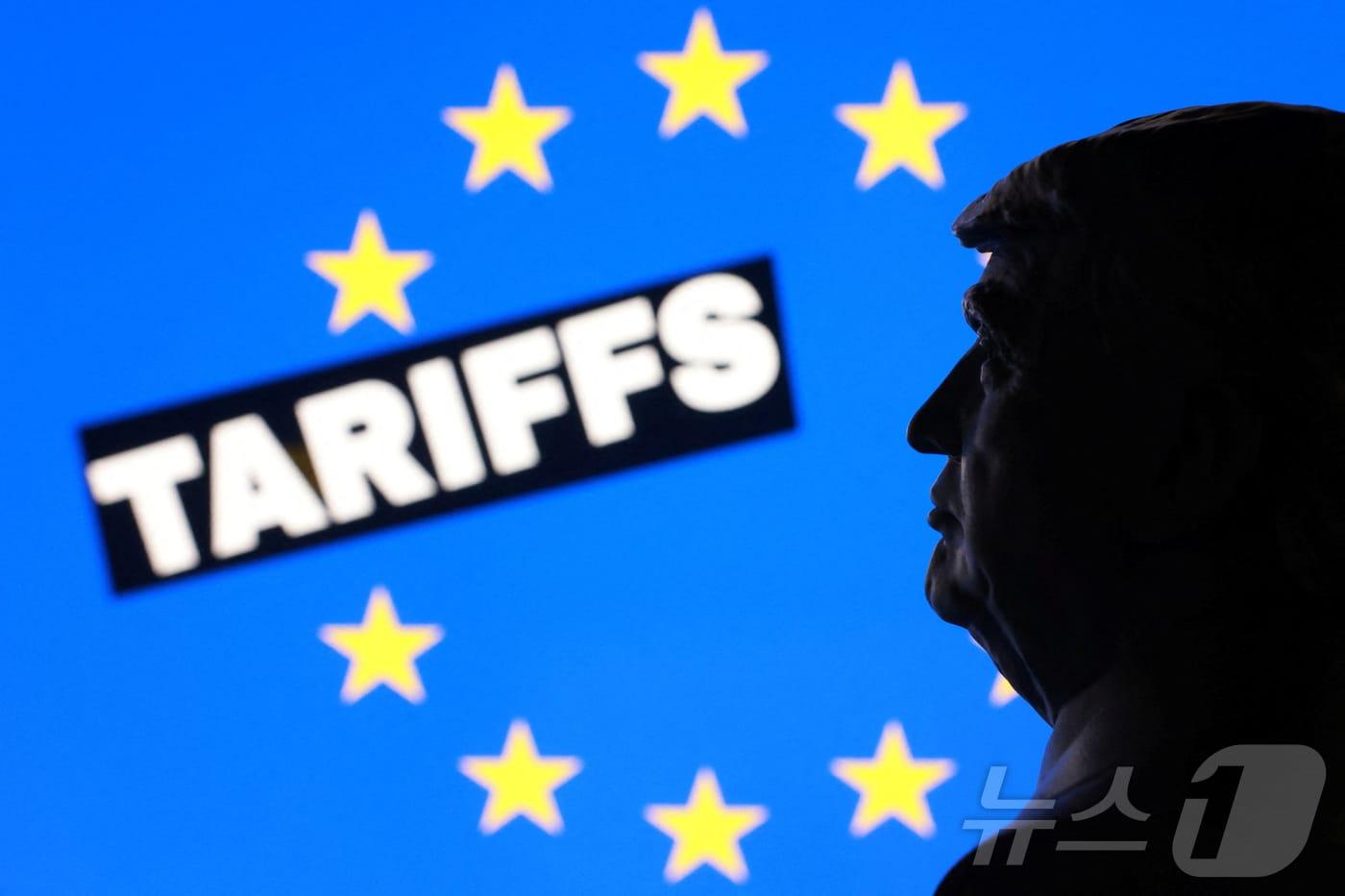 본문 이미지 - 3D 프린터로 제작된 도널드 트럼프 미국 대통령의 미니어처 모형과 유럽연합(EU) 깃발에 '관세' 단어가 포함된 일러스트. 2026.1.17 ⓒ 로이터=뉴스1 ⓒ News1 김경민 기자