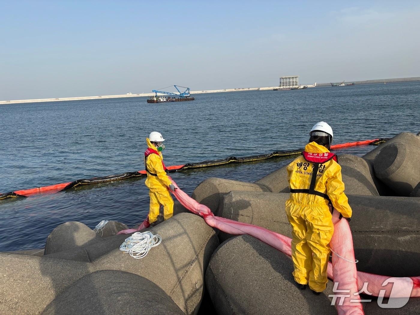 본문 이미지 - 해경이 지난해 4월 울산 온산읍 육상 송유관 파손 사고 현장에서 기름 해상 유출 방제작업을 벌이고 있다.(남해해경청 제공. 재판매 및 DB 금지)