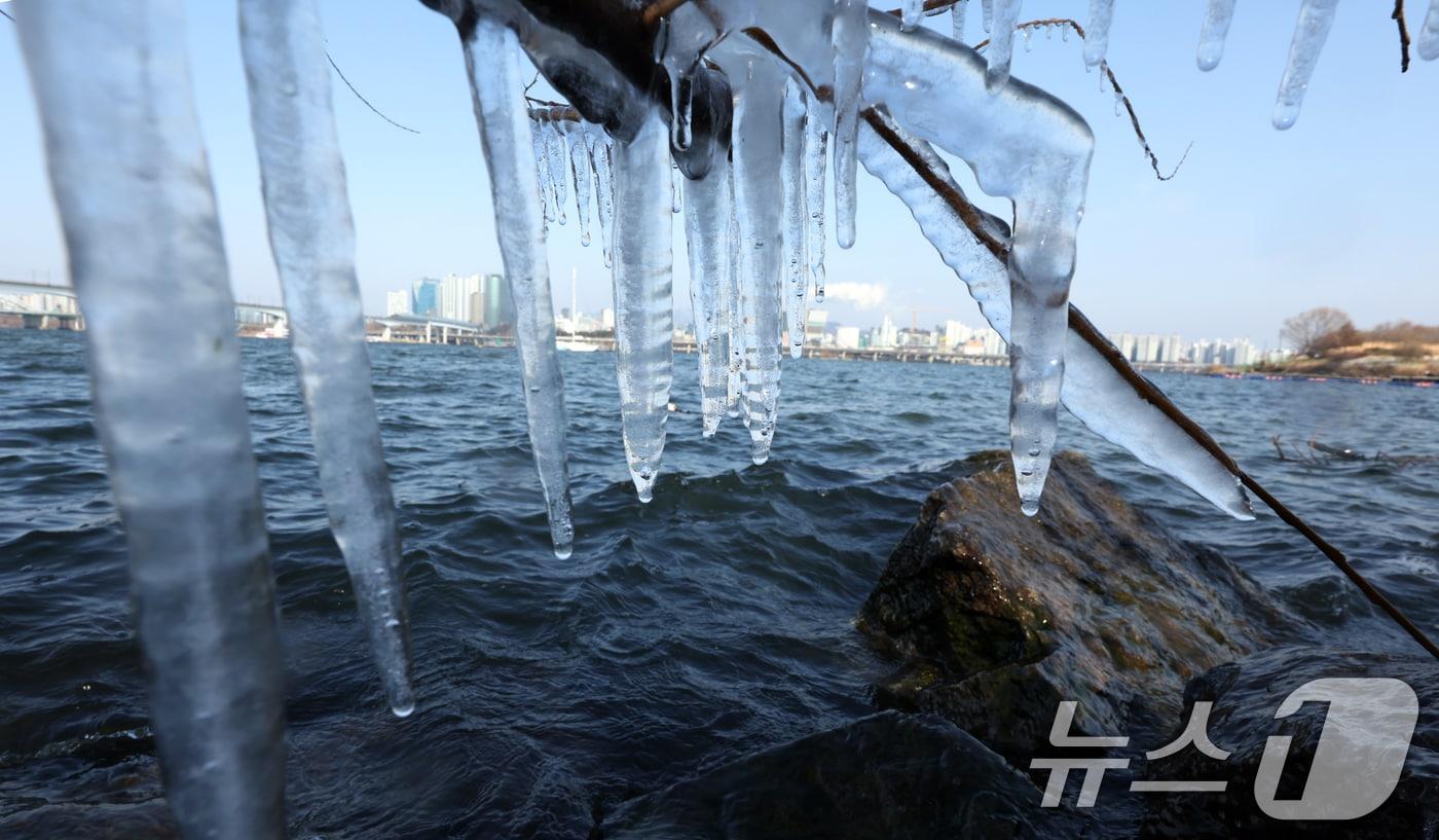 본문 이미지 - 영하권의 낮 기온을 보인 19일 서울시 영등포구 한강변에 고드름이 열려 있다 한편 기상청은 대한인 20일 서울 기온이 영하 13도까지 곤두박질해 올겨울 들어 가장 낮은 기온을 보이는 등 이번 주 내내 긴 한파가 이어질 것으로 예보했다. 2026.1.19/뉴스1 ⓒ News1 김명섭 기자