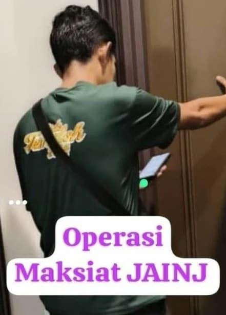 본문 이미지 - 18일 종교 단속관이 호텔 문을 두드리고 있는 장면. 조호르 이슬람 종교부(JAINJ)가 게시한 영상 캡처(사진: 페이스북/Lampu suluh Benteras Maksiat JAINJ)