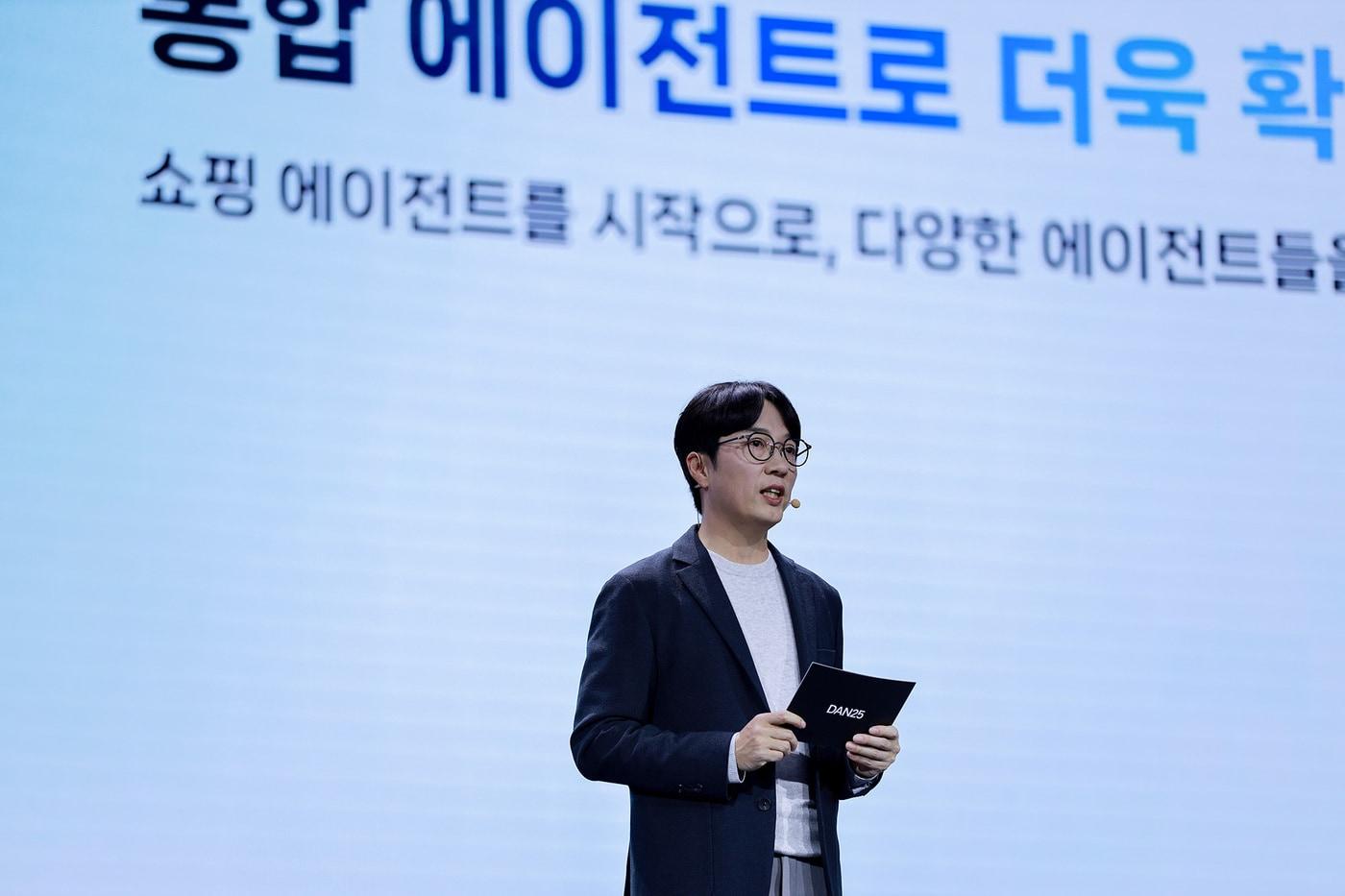 본문 이미지 - 김범준 네이버 최고운영책임자(COO)가 6일 팀네이버 통합 콘퍼런스 '단25'(DAN25)에서 맞춤형 통합 에이전트 '에이전트N'을 소개하고 있다. 2025.11.06. (네이버 제공)