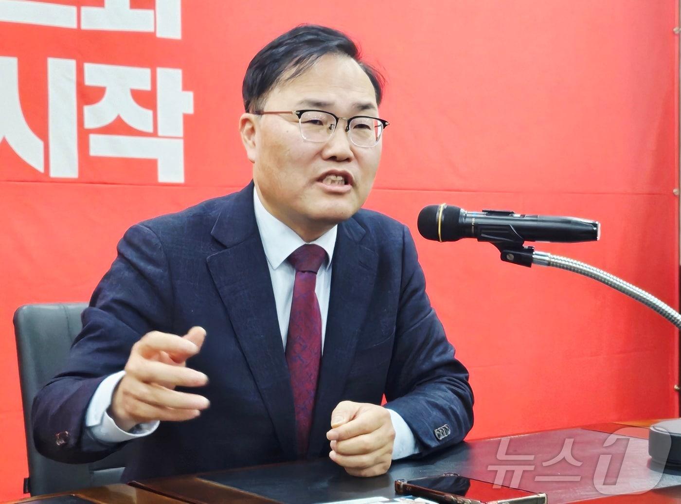 본문 이미지 - 홍석준 전 국민의힘 의원이 19일 오후 대구 수성구 국민의힘 대구시당에서 기자들과 만나 6·3 지방선거 대구시장 출마와 관련된 의견을 밝히고 있다. 2026.1.19/뉴스1 ⓒ News1 남승렬 기자