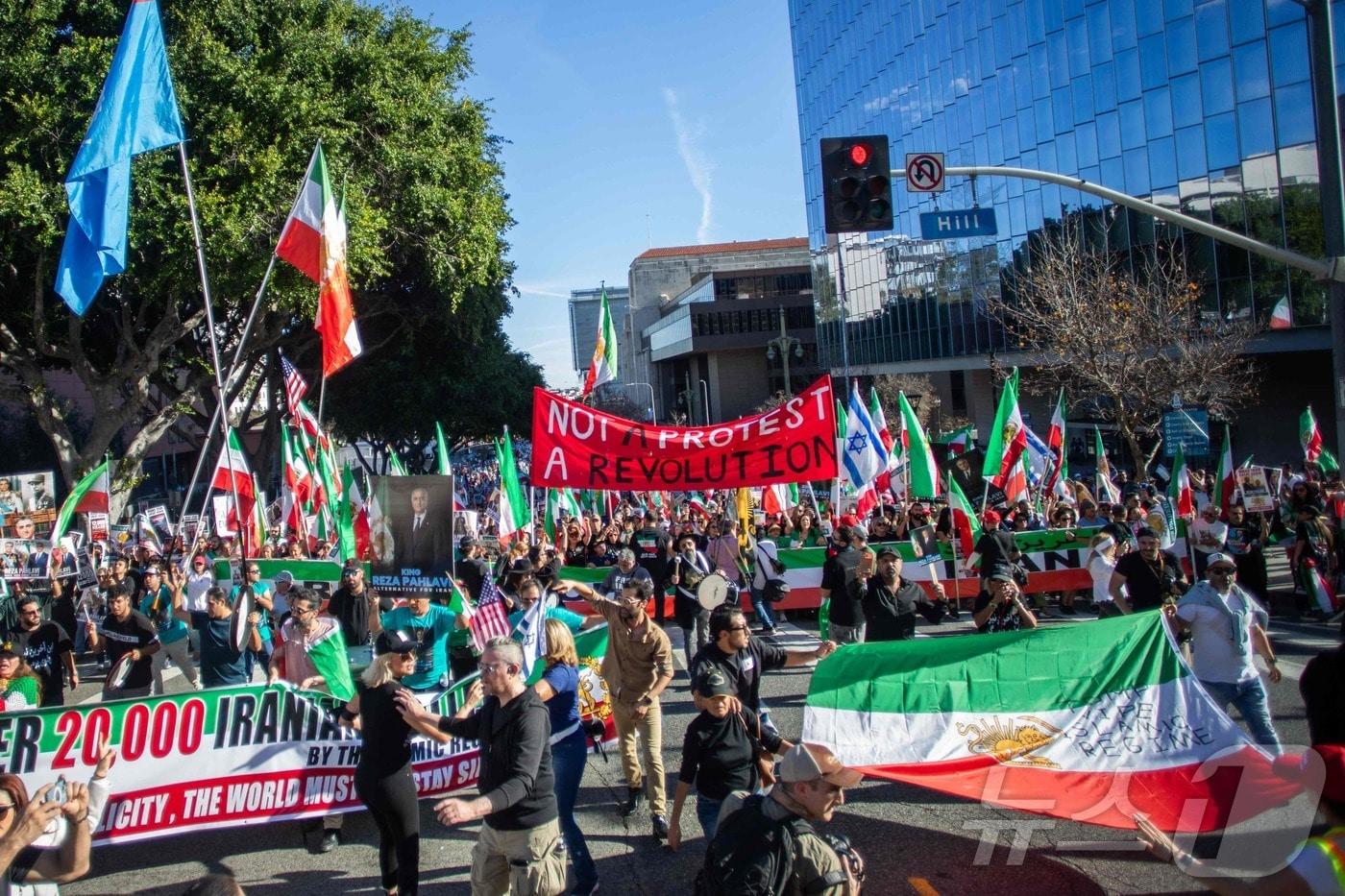 본문 이미지 - 미국 캘리포니아 로스앤젤레스(LA) 시청 앞에서 이란 커뮤니티와 시위대가 모여 이란 정부의 탄압에 항의했다. 2026.1.18 ⓒ AFP=뉴스1 ⓒ News1 김경민 기자