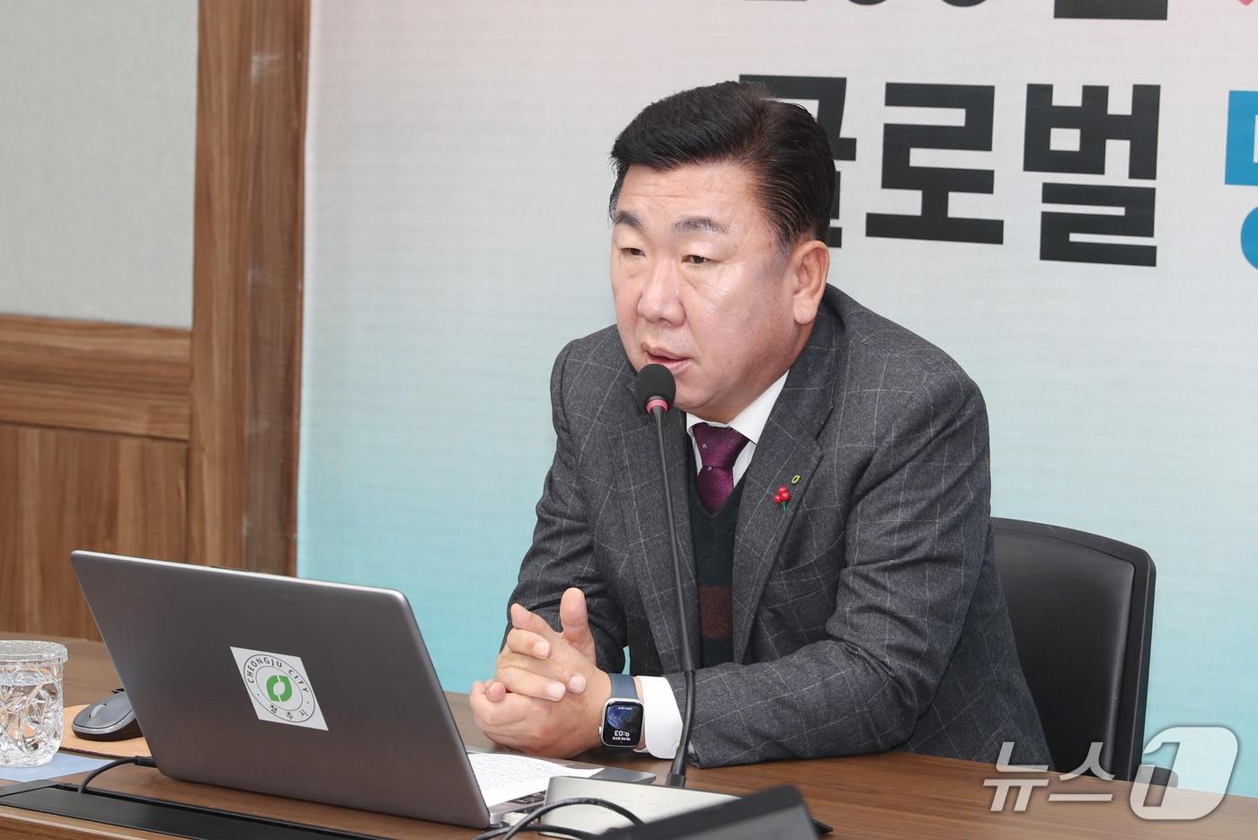 본문 이미지 - 업무보고 주재하는 이범석 청주시장.(시 제공)/뉴스