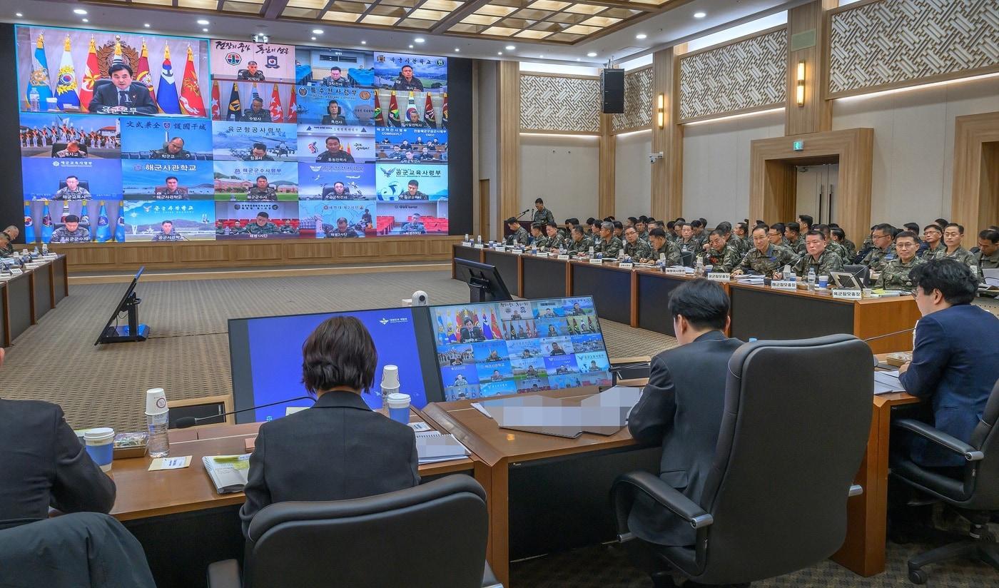 본문 이미지 - 안규백 국방부 장관이 19일 계룡대에서 핵심 국방정책 추진을 위한 준비상태 점검하며 육·해·공군 및 해병대의 업무보고를 받고 있다.(국방부 제공)