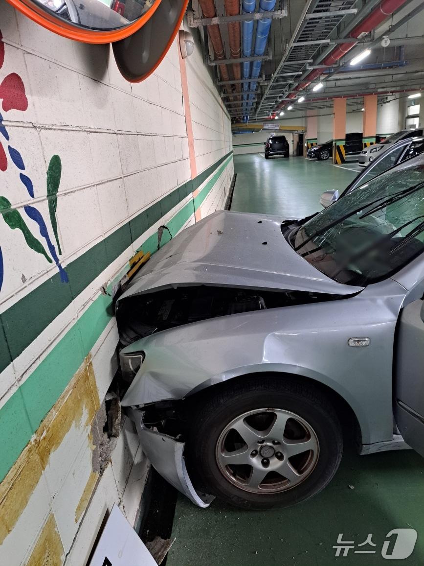 본문 이미지 - 사고차량이 초등학교 교내 주차장 안벽면과 부딪힌 모습 (경찰 제공. 재판매 및 DB금지)