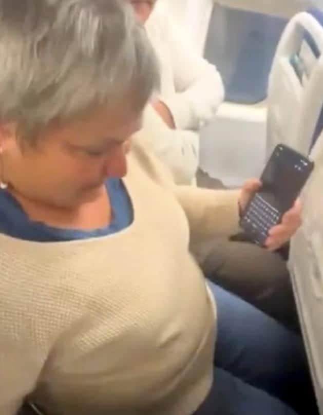 본문 이미지 - 캐나다 저가항공사인 웨스트젯 여객기에서 승객이 지나치게 좁은 좌석으로 인해 불편해하는 모습. (출처=엑스(X))