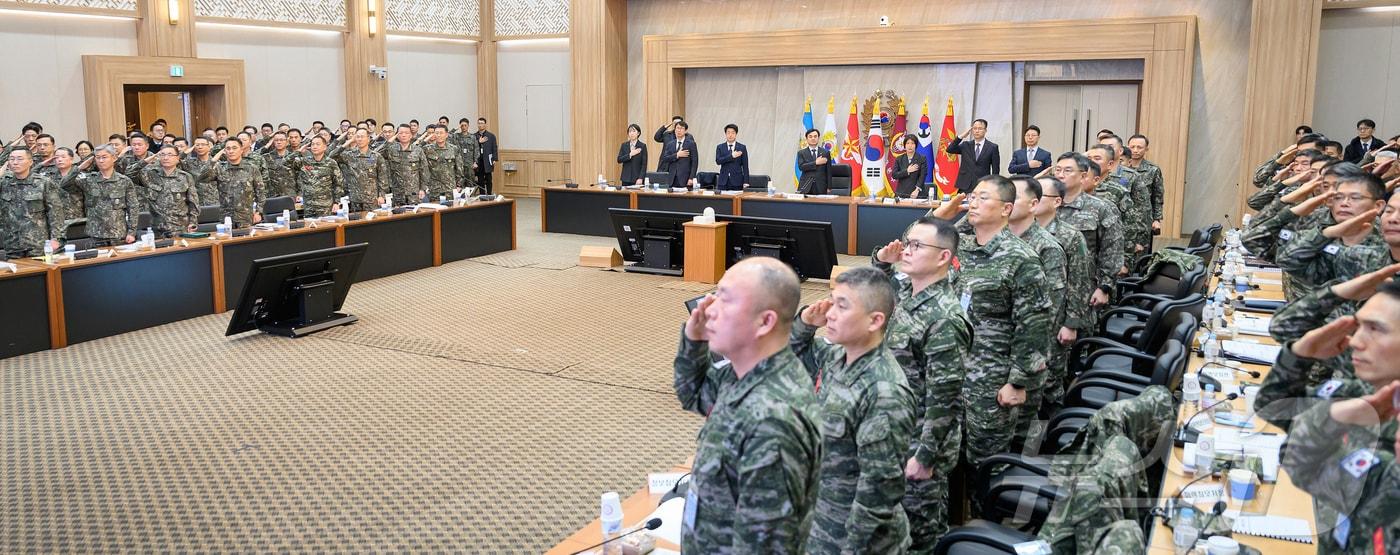 본문 이미지 - 안규백 국방부 장관이 19일 계룡대에서 핵심 국방정책 추진을 위한 준비상태 점검에 앞서 국민의례에 임하고 있다. (국방부 제공. 재판매 및 DB 금지) 2026.1.19/뉴스1
