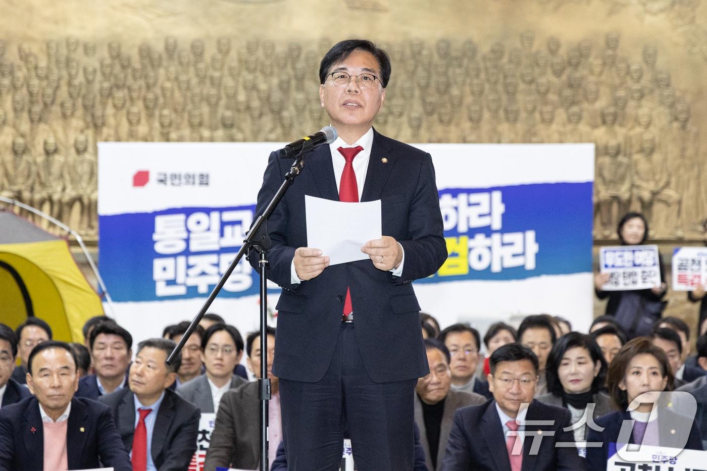 본문 이미지 - 송언석 국민의힘 원내대표가 19일 서울 여의도 국회 로텐더홀에서 열린 통일교 게이트·더불어민주당 공천뇌물 특검 촉구 규탄대회에서 발언하고 있다. 2026.1.19/뉴스1 ⓒ News1 이승배 기자