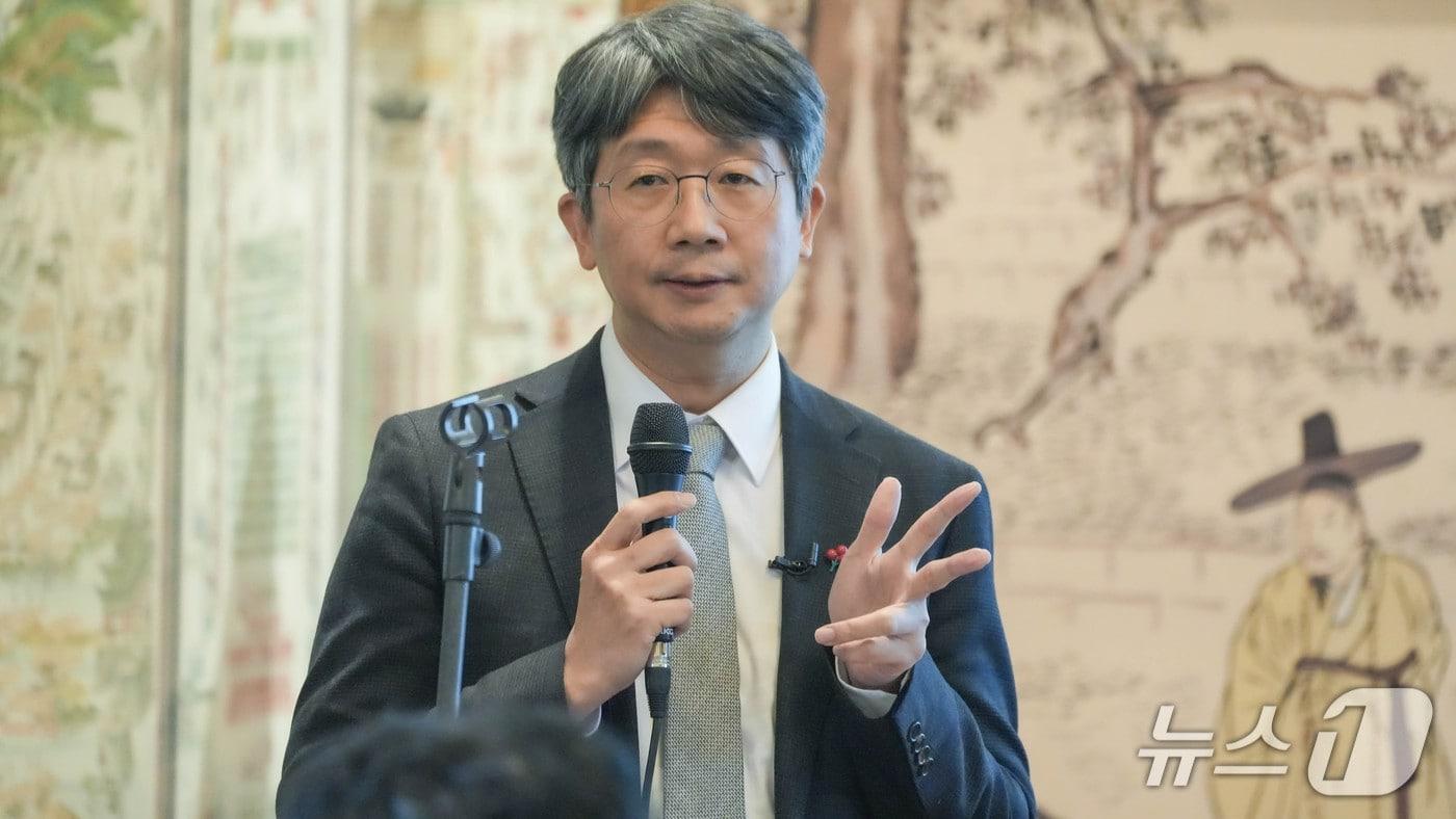 본문 이미지 - 임승관 청장이 19일 열린 질병관리청 출입기자단 간담회에서 '감염병 위기관리체계 고도화' 방안을 발표하고 있다. (질병청 제공)