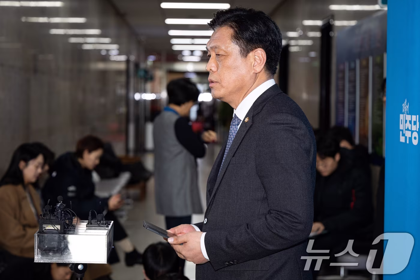 본문 이미지 - 조승래 더불어민주당 사무총장이 19일 서울 여의도 국회에서 김병기 의원 탈당과 관련해 취재진에게 설명하고 있다. 2026.1.19/뉴스1 ⓒ News1 유승관 기자