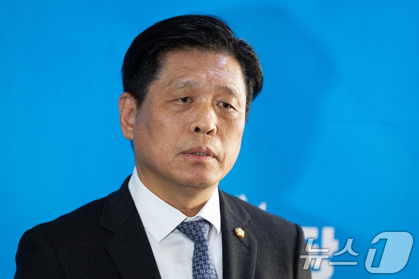 본문 이미지 - 조승래 더불어민주당 사무총장이 19일 서울 여의도 국회에서 김병기 의원 탈당과 관련해 취재진에게 설명하고 있다. 2026.1.19/뉴스1 ⓒ News1 유승관 기자