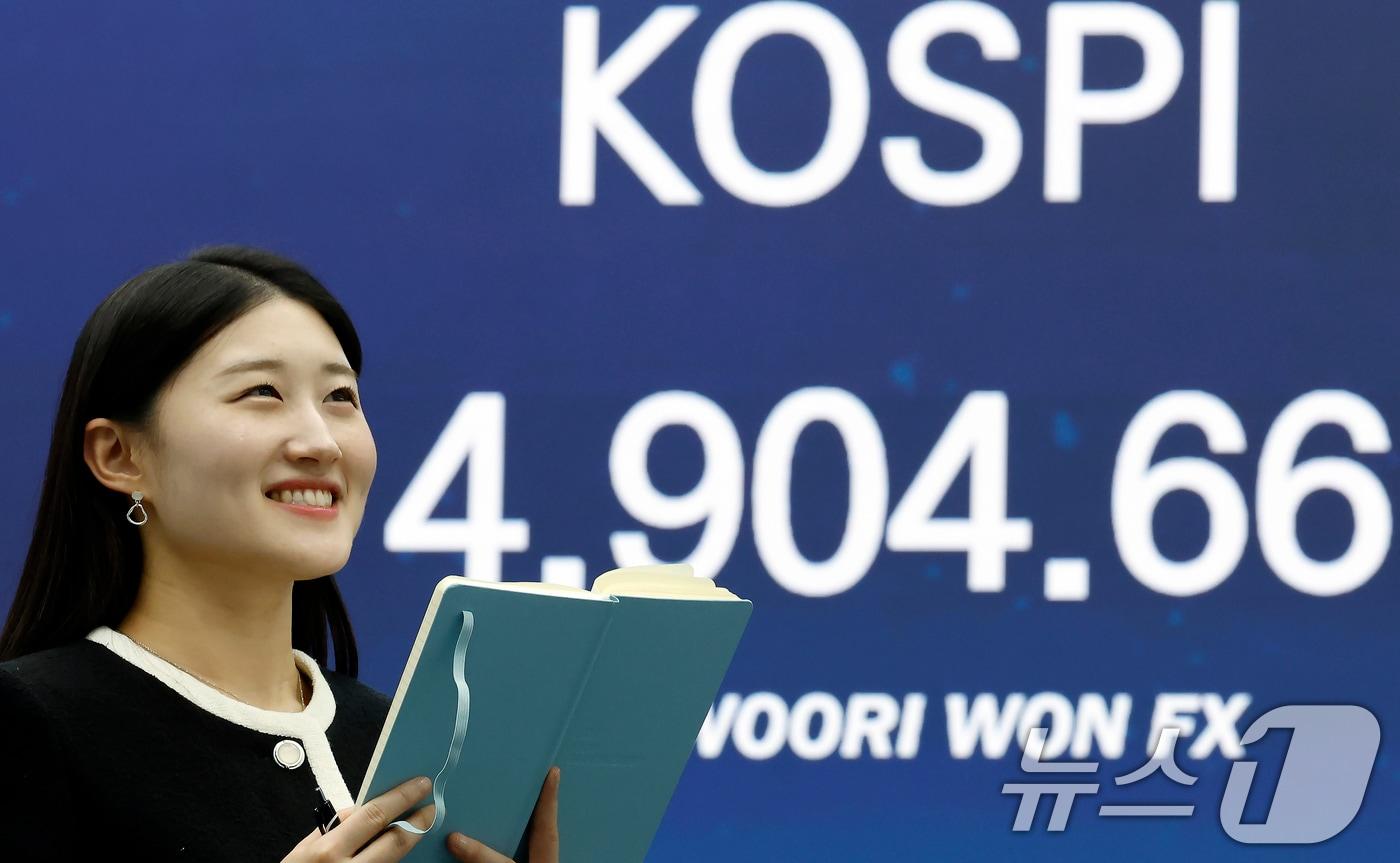 본문 이미지 - 19일 오후 서울 중구 우리은행 본점 딜링룸 전광판에 종가가 표시되고 있다. 이날 코스피는 전 거래일 대비 63.92포인트(1.32%) 오른 4904.66, 코스닥은 77.90포인트(1.44%) 오른 969.09으로 장을 마쳤다. 오후 3시 30분 서울외환시장에서 달러·원 환율은 전일 오후 3시 30분 주간종가 대비 0.1원 오른 1473.7원을 기록했다. 2026.1.19/뉴스1 ⓒ News1 박정호 기자