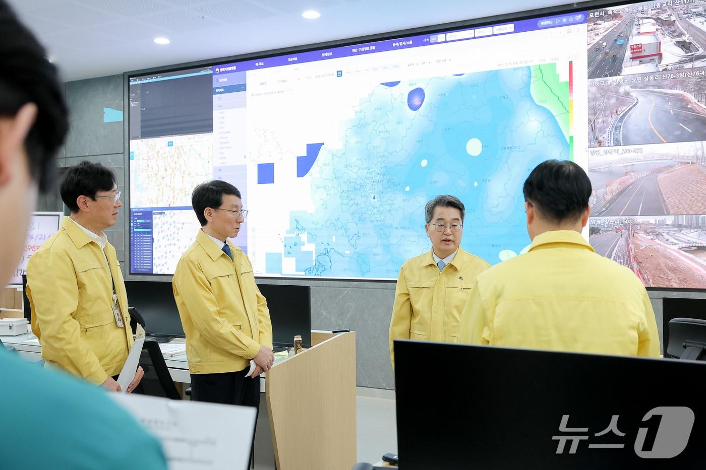 본문 이미지 - 김동연 경기도지사가 강추위를 앞두고 도 재난안전대책본부를 방문해 대응 상황을 점검하고 있다.(경기도 제공. 재판매 및 DB금지)