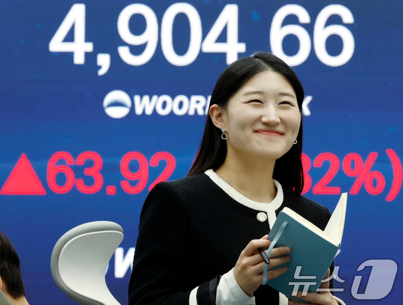 본문 이미지 - 19일 오후 서울 중구 우리은행 본점 딜링룸 전광판에 종가가 표시되고 있다. 이날 코스피는 전 거래일 대비 63.92포인트(1.32%) 오른 4904.66, 코스닥은 77.90포인트(1.44%) 오른 969.09으로 장을 마쳤다.  ⓒ News1 박정호 기자