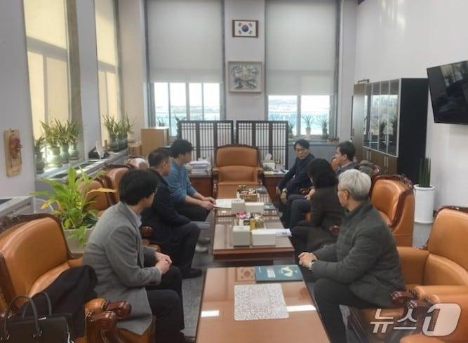 본문 이미지 - 19일 전북 진안군 관계자들이 안호영 국회의원실을 찾아 보좌진들과 현안을 논의하고 있다.(진안군제공. 재판매 및 DB금지)2026.1.19/뉴스1