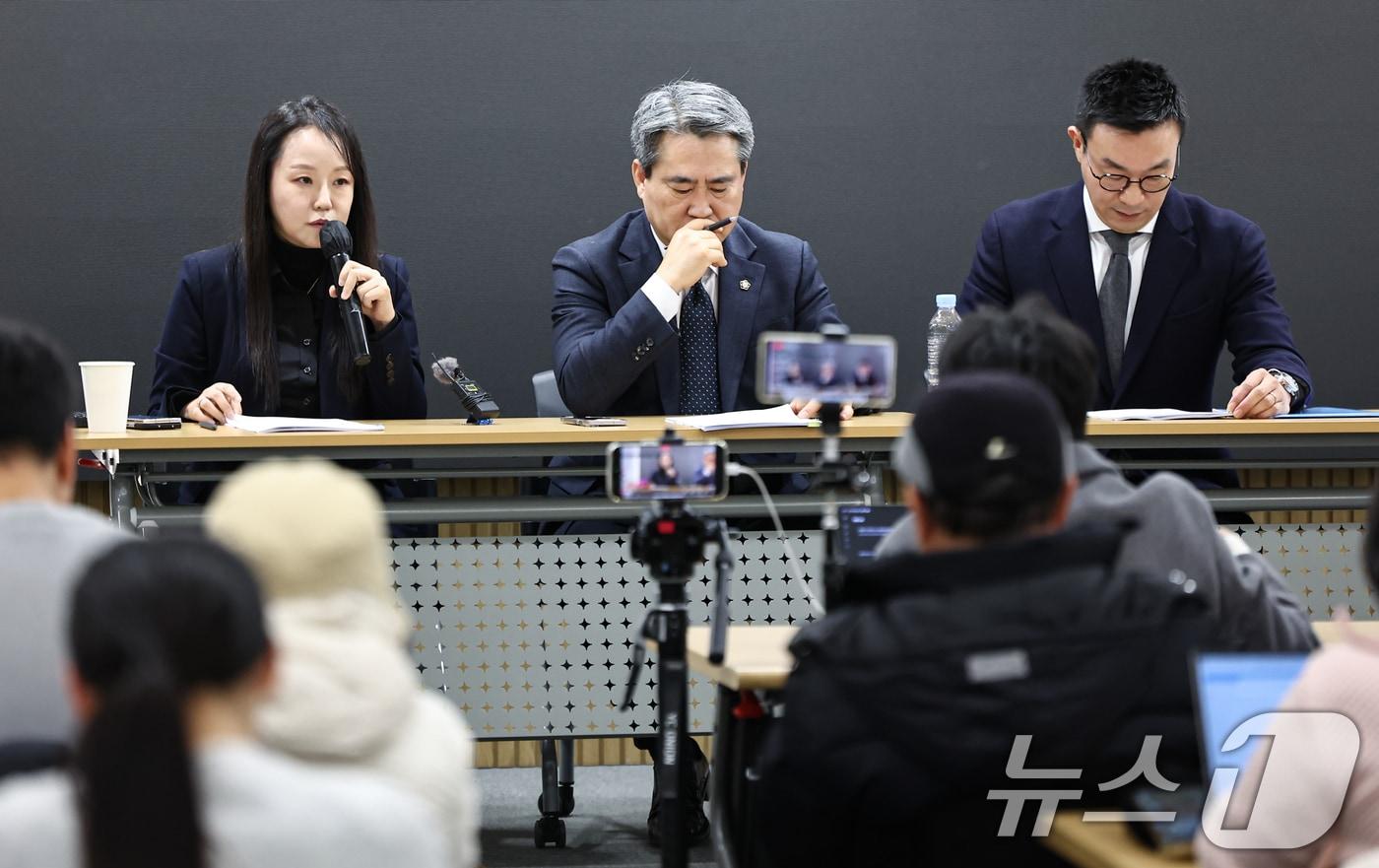 본문 이미지 - 윤석열 전 대통령 측 변호인단 소속 유정화 변호사가 지난 1월 19일 서울 서초구 한 사무실에서 기자회견을 열고 윤 전 대통령의 체포방해 혐의 징역 5년 선고에 대한 입장을 밝히고 있다. 유 변호사 오른쪽은 송기호, 최지우 변호사. 2026.1.19 ⓒ 뉴스1 김도우 기자