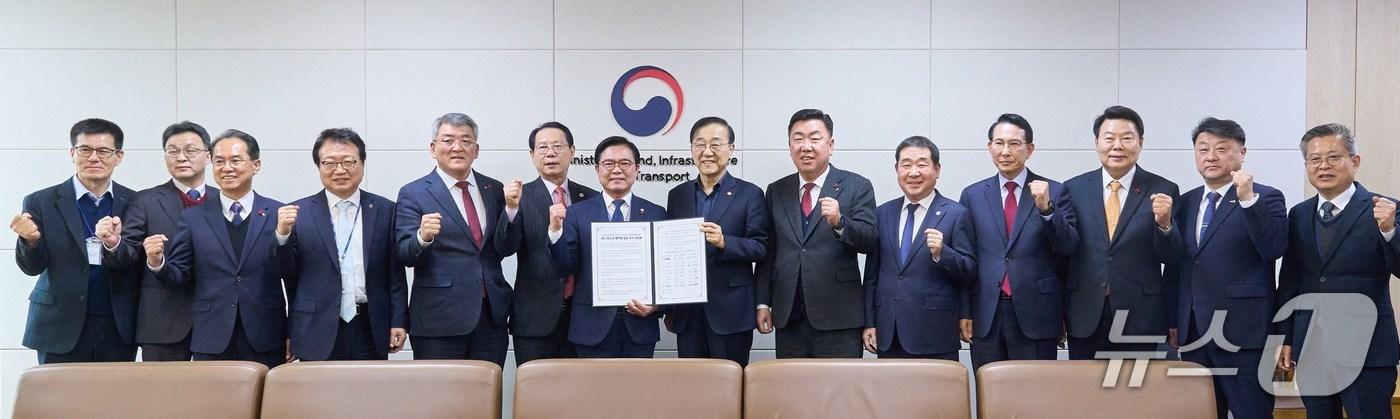 본문 이미지 -  중부권 동서횡단철도 공동 건의문 전달식.(청주시 제공)/뉴스1