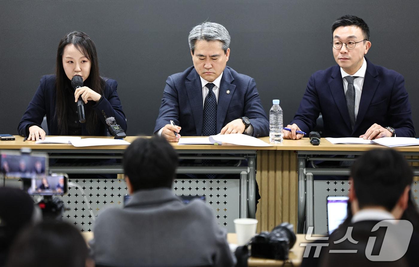본문 이미지 - 윤석열 전 대통령측 변호인단(왼쪽부터 유정화, 송진화, 최지우 변호사)이 지난 19일 서울 서초구 한 사무실에서 기자회견을 열고 윤 전 대통령의 체포방해 혐의 징역 5년 선고에 대한 입장을 밝히고 있다. 2026.1.19 ⓒ 뉴스1 김도우 기자