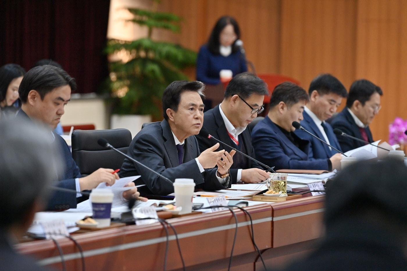 본문 이미지 - 김태흠 충남지사(가운데)가 '2026년 제1차 청년정책조정위원회'에 참석해 모두발언을 하고 있다.(충남도 제공. 재판매 및 DB금지)/뉴스1