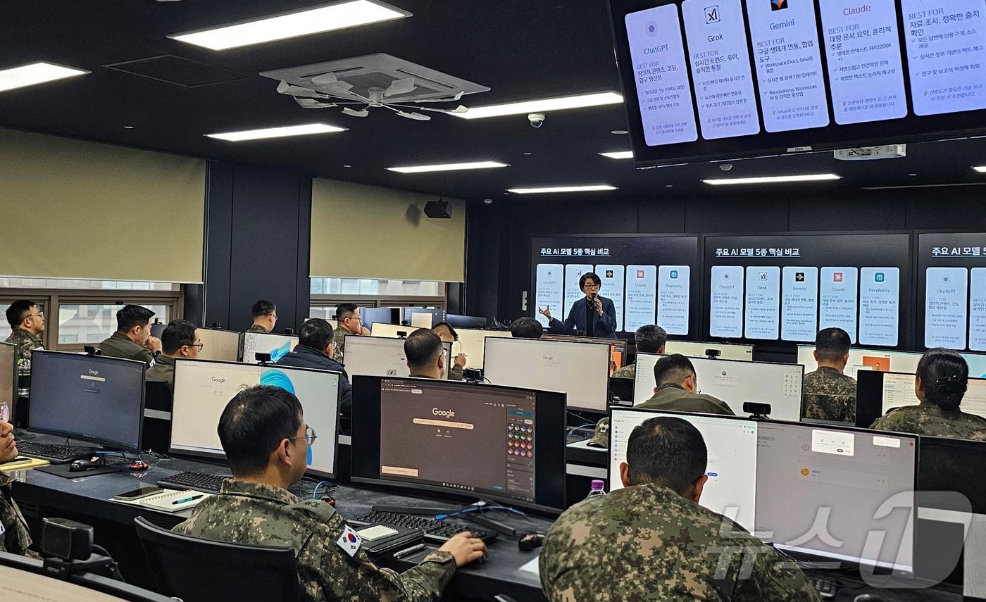 본문 이미지 - 지난 1월 육군 32보병사단 장병들이 건양대학교 죽헌정보관에서 AI(인공지능) 역량 강화를 위해 열린 AID+30 집중캠프 AI크리에이티브 실전 프로젝트 교육에 참가해 강의를 듣는 모습. 2026.1.19 ⓒ 뉴스1 김기남 기자(육군 32 보병사단 제공. 재판매 및 DB금지)