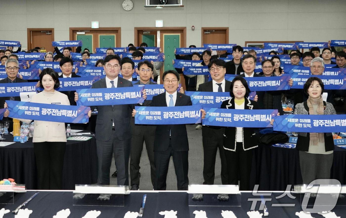 본문 이미지 - 강기정 광주광역시장이 19일 광주테크노파크에서 열린 '2026 지산학연 거버넌스 신년인사회'에 참석해 참석자들과 기념촬영을 하고 있다. (광주광역시 제공. 재판매 및 DB금지) 2026.1.19/뉴스1 