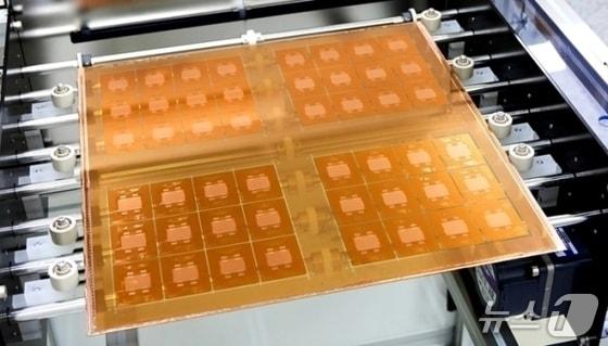 본문 이미지 - SKC 반도체 기판 제조 자회사 앱솔릭스의 유리 기판(앱솔릭스 제공)