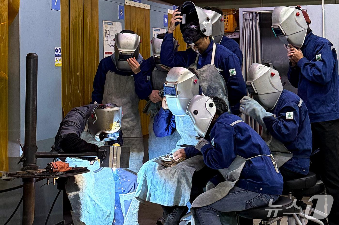 본문 이미지 - 계명문화대 외국인 학생들의 용접 실습 장면. (계명문화대 제공. 재판매 및 DB 금지)