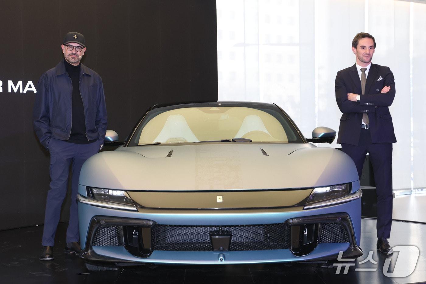 본문 이미지 - 티보 뒤사라 페라리코리아 대표(오른쪽)와 플라비오 만조니 페라리 최고 디자인 책임자가 19일 오후 서울 서초구 반포 전시장에서 한국 시장을 위해 특별히 제작된 세상에 단 하나뿐인 페라리 12 칠린드리 테일러메이드를 공개하고 있다.ⓒ 뉴스1 이광호 기자 