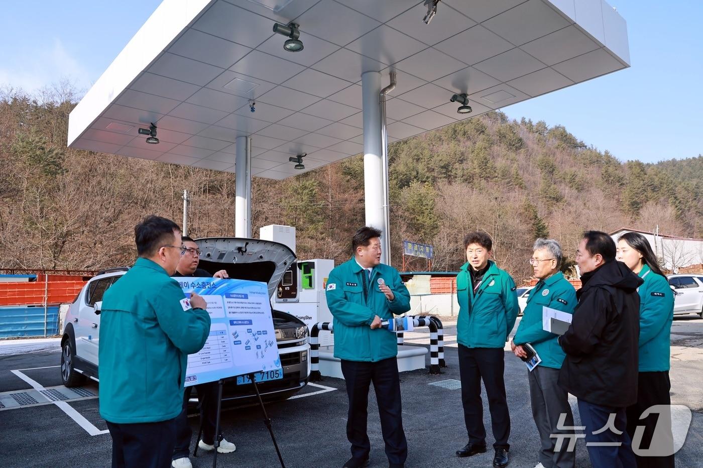 본문 이미지 - 강원 태백 수소충전소가 이달 말 전후로 본격 운영될 예정인 가운데 이상호 시장을 비롯한 시 관계자들이 19일 현장을 점검하고 있다. (태백시 제공. 재판매 및 DB금지) 2026.1.19/뉴스1