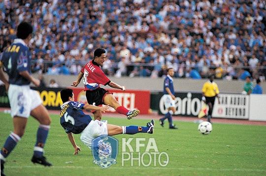 본문 이미지 -  도쿄대첩에서 골을 터뜨리는 이민성(대한축구협회 제공)