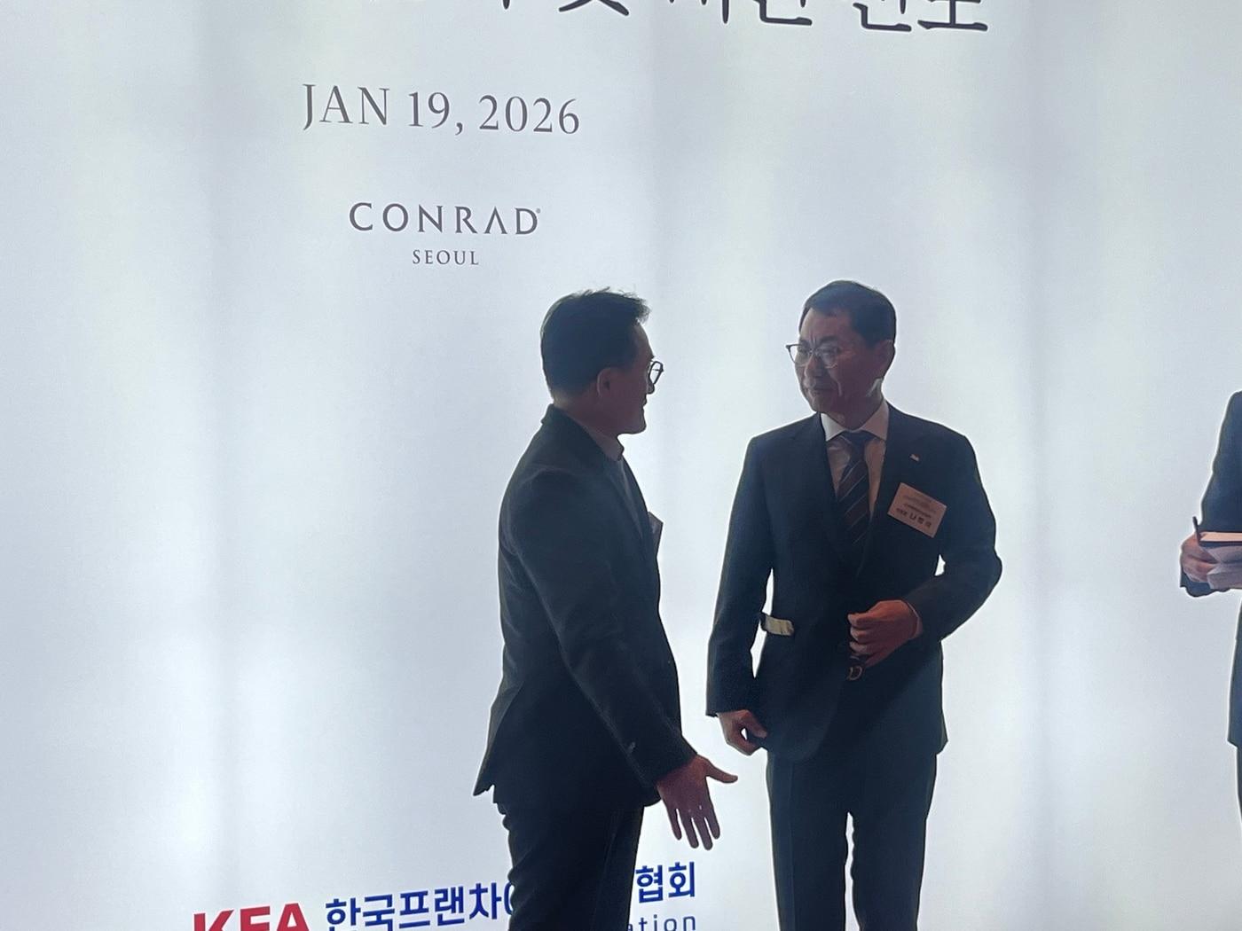 본문 이미지 -  (오른쪽)나명석  한국프랜차이즈산업협회장이  19일 서울 여의도 콘래드호텔 그랜드볼룸 열린 '제8대·제9대 협회장 이취임식 및 비전 선포식'에서 이야기를 나누는 모습.