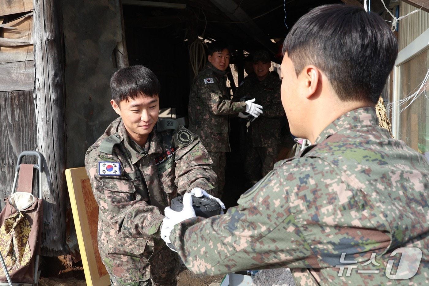 본문 이미지 - KCTC 전문대항군연대 전차중대 장병들이 인제군 남면 주민을 위해 연탄나눔봉사를 하고 있다.(육군과학화전투훈련단 제공. 재판매 및 DB금지)/뉴스1