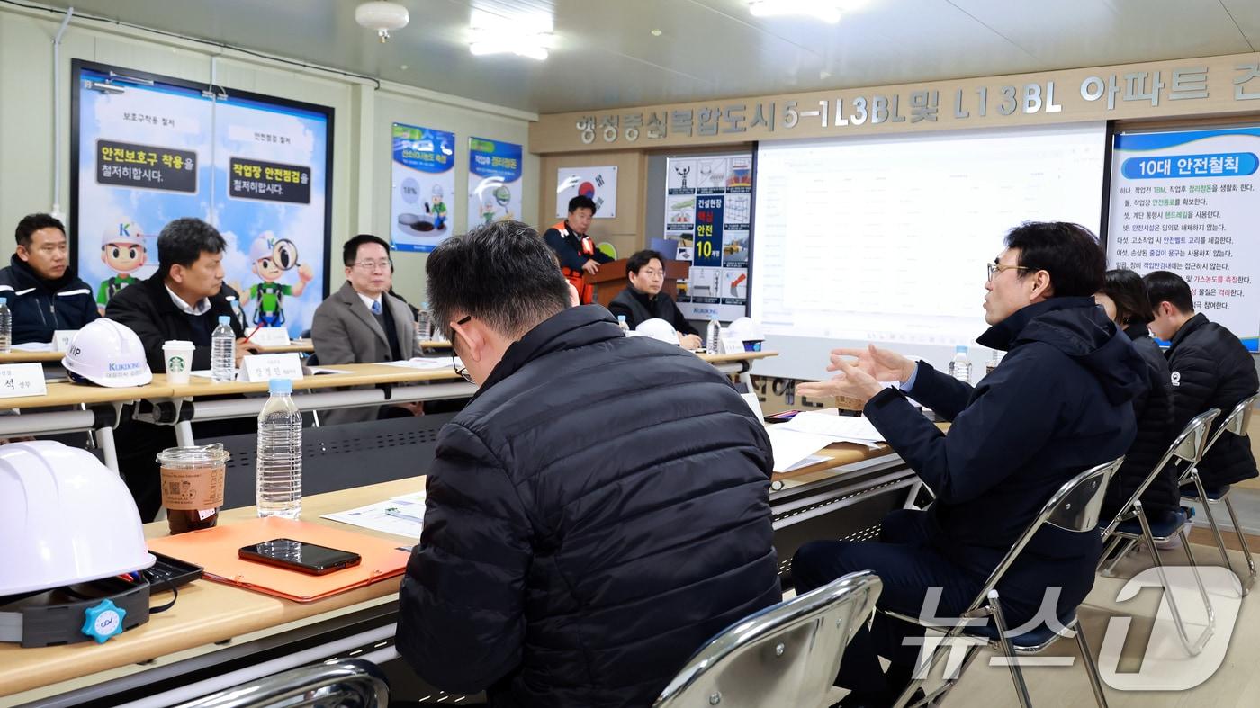 본문 이미지 - 권창준 고용노동부 차관이 지난 1월 세종시 내 한국토지주택공사(LH)에서 발주한 공공주택 건설 현장을 찾아 건설분야 임금체불 예방을 위한 현장 간담회를 하고 있다. (고용부 제공. 재판매 및 DB 금지) 2026.1.19 ⓒ 뉴스1