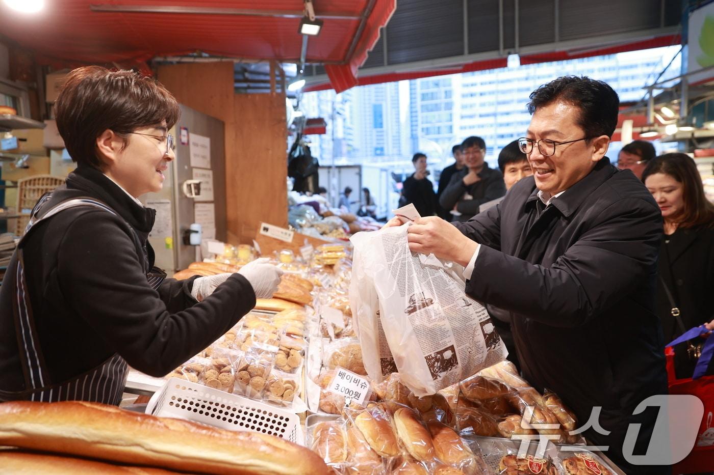 본문 이미지 - 이병권 중소벤처기업부 제2차관이 19일 부산 부전마켓타운을 방문해 점포를 둘러보며 물품을 구매하고 있다. (중기부 제공. 재판매 및 DB 금지) 2026.1.19/뉴스1