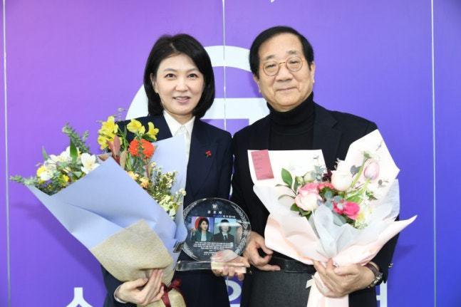 본문 이미지 - 박지영 스포츠윤리센터 이사장(왼쪽)이 한국체육언론인회가 수여하는 공로패를 받았다. (스포츠윤리센터 제공)