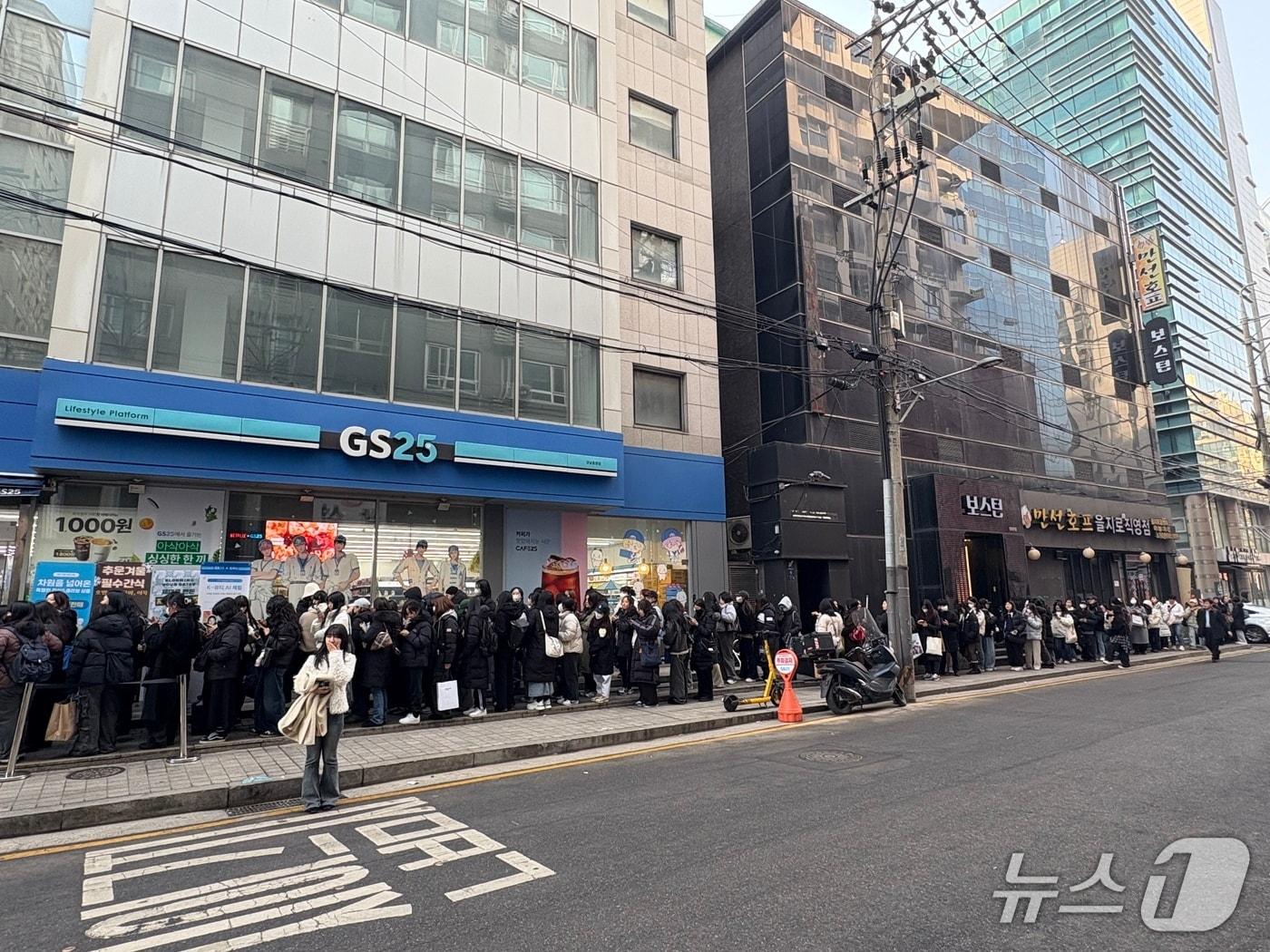 본문 이미지 - 지난 16일 '플레이브 세미 팝업스토어'가 열린 서울의 한 GS25 매장 앞에 고객들이 줄을 서 대기하고 있다(독자 제공).