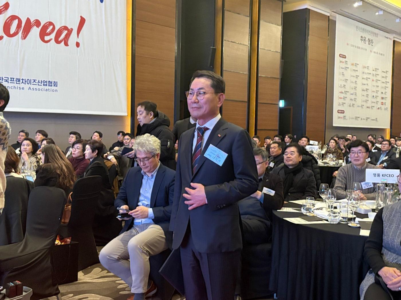 본문 이미지 - 나명석 한국프랜차이즈산업협회장이 19일  '제8대·제9대 협회장 이취임식 및 비전 선포식'에 참석했다.