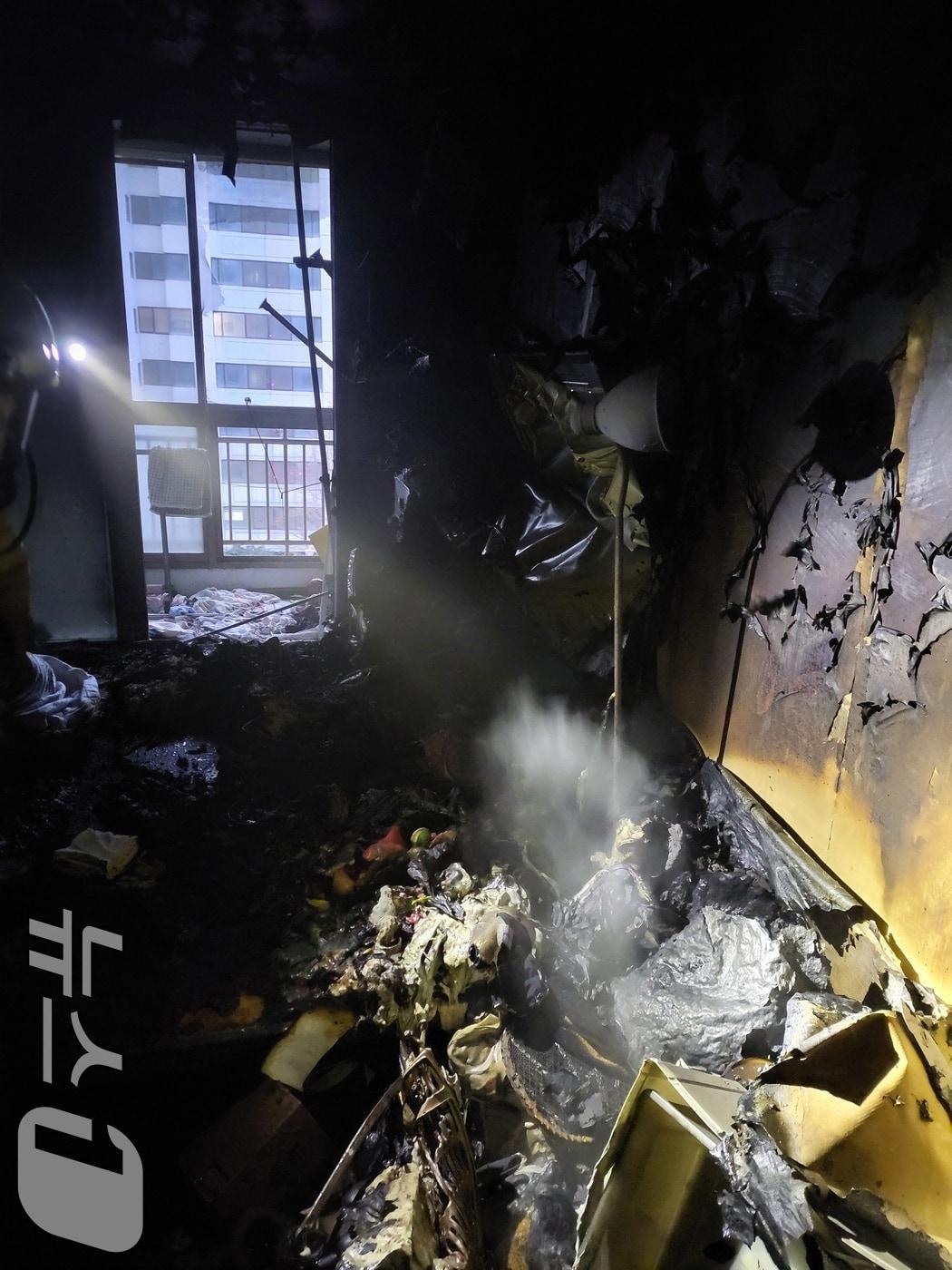 본문 이미지 - 19일 오후 5시 23분쯤 전남 광양시 금호동의 한 아파트 6층에서 불이 나 소방당국이 진화 중이다. (전남소방본부 제공. 재판매 및 DB금지) 2026.1.19/뉴스1 