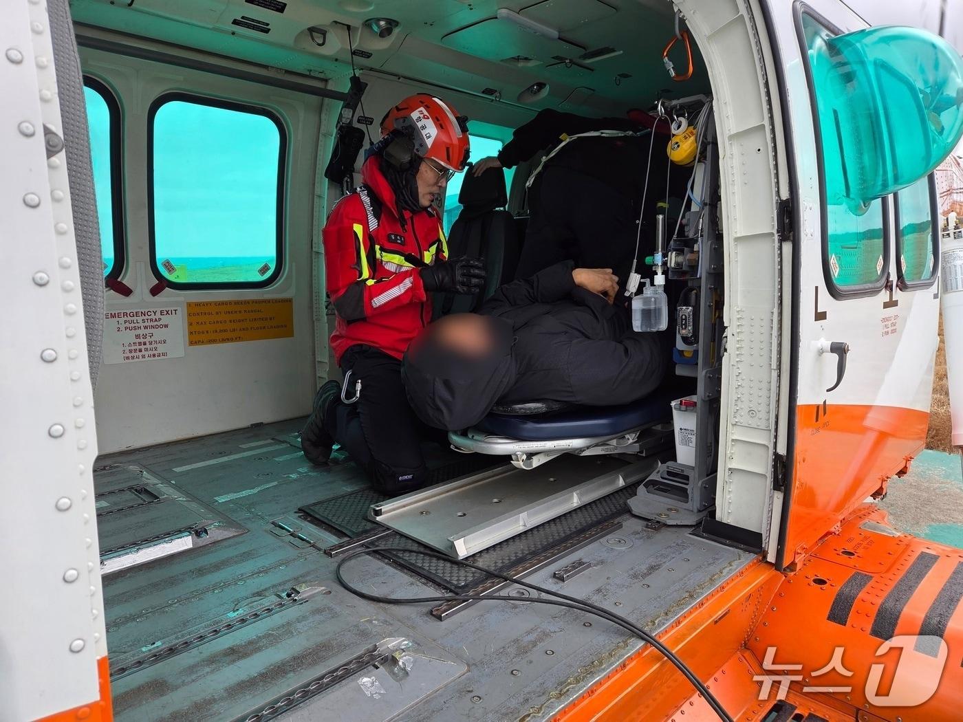 본문 이미지 - 소방당국이 19일 오후 제주 마라도에서 발생한 뇌경색 의심환자를 헬기에 태워 병원으로 이송하고 있다.(제주도 소방본부 제공. 재판매 및 DB 금지)/뉴스1 