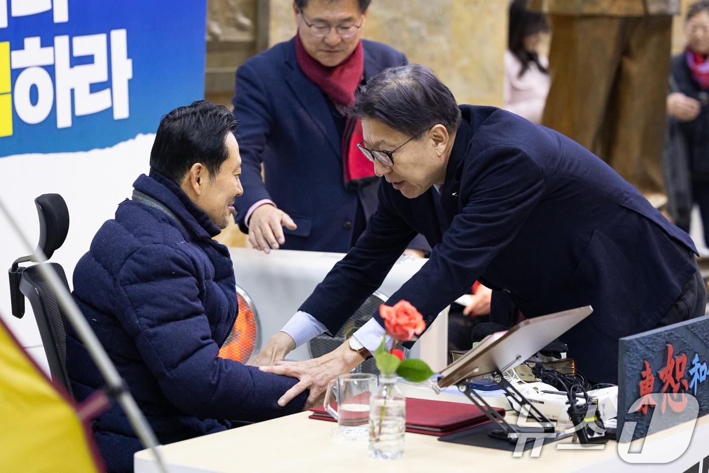 본문 이미지 -  지난 19일 서울 여의도 국회 로텐더홀에 마련된 장동혁 국민의힘 대표 단식 농성장을 찾은 박형준 부산시장이 배웅을 위해 일어서려는 장 대표를 만류하고 있다. 2026.1.19/뉴스1 ⓒ News1 유승관 기자