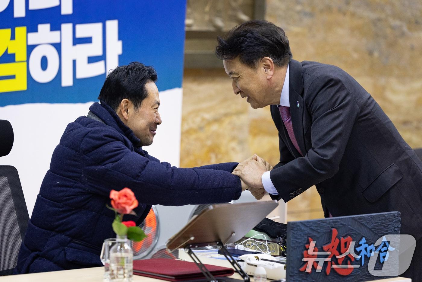 본문 이미지 - 장동혁 국민의힘 대표가 19일 서울 여의도 국회 로텐더홀에 마련된 단식 농성장에서 김영환 충북지사를 접견하고 있다. 2026.1.19 ⓒ 뉴스1 유승관 기자