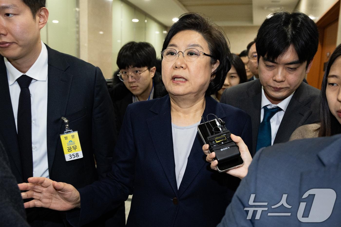 본문 이미지 - 이혜훈 기획예산처 장관 후보자가 지난 19일 서울 여의도 국회에서 인사청문회 개회를 기다리며 본청 내부를 이동하고 있다. 2026.1.19/뉴스1 ⓒ News1 유승관 기자