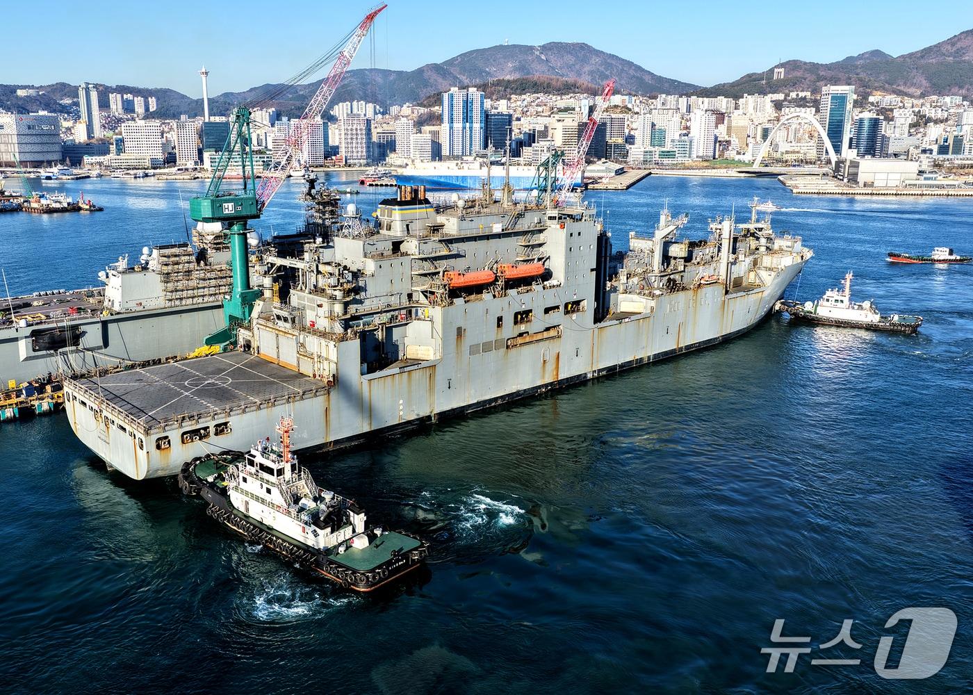 본문 이미지 - 지난 12일 정비를 받기 위해 HJ중공업 영도조선소에 입항한 미 해군 군수지원함 아멜리아 에어하트호.(HJ중공업 제공. 재판매 및 DB금지)