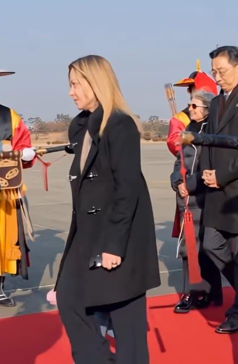 본문 이미지 - 조르지아 멜로니 이탈리아 총리와 옆에 '블랙핑크' 응원봉을 든 딸 지네브라. (조르지아 멜로니 뉴스)